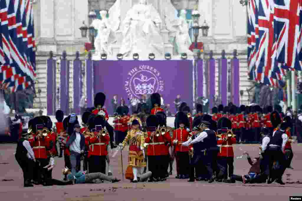 Police officers intervene as protesters try to disrupt the ceremony during the Queen's Platinum Jubilee celebrations on The Mall, in London, June 2, 2022.