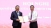 Ông Trần Sỹ Thanh nhận quyết định từ ông Võ Văn Thưởng, Thường trực Ban Bí thư, ngày 15/7/2022. Photo VNExpress.