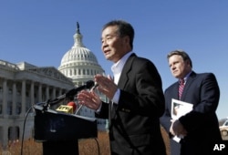 2011年3月7日，吴弘达在美国国会大厦前发表讲话，身后是美国议员克里斯·史密斯