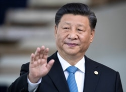 2019年11月14日，中国国家主席习近平在巴西的巴西利亚参加金砖国家峰会前向媒体致意。