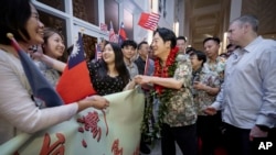 台湾总统赖清德过境关岛，当地台湾侨胞在机场组织迎接赖清德来访。(台湾总统府提供)
