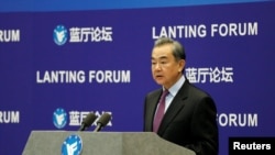 中国国务委员兼外交部长王毅2021年2月22日在一个论坛上谈中美关系（路透社）