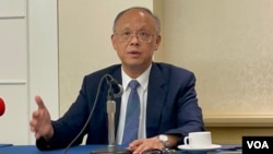 台湾行政院政务委员兼经贸总谈判代表邓振中2022年7月1日在华盛顿举行华文媒体记者会 （美国之音锺辰芳拍摄）