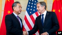 2022年7月9日，美国国务卿布林肯(右)在印度尼西亚度假胜地巴厘岛努沙杜瓦与时任中国外交部长王毅握手。