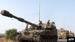 2023年10月8日，以色列士兵在车队中前往加沙地带边境的一个秘密地点。 (法新社图片。)