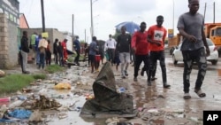 Watu wakitembea kwenye barabra iliofurika maji taka mjini Lusaka, Zambia. Januaria 12, 2024.
