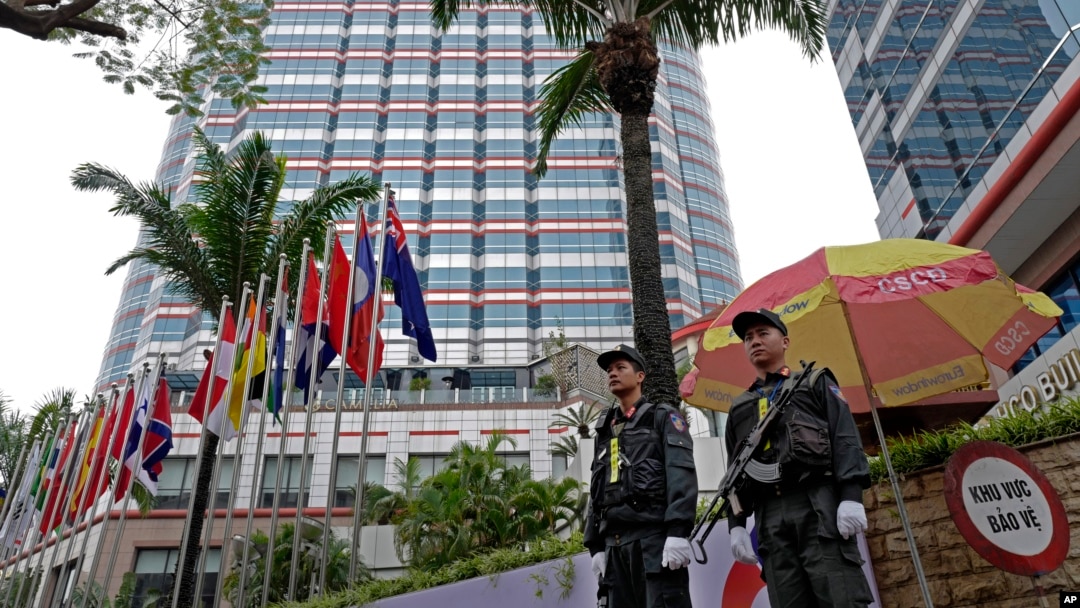 Vijetnamski policajci na straži ispred hotela "Melia" u Hanoju, pred susret predsednika SAD Donalda Trampa i severnokorejskog lidera Kim Džong Una. (Foto: AP/Vincent Yu)