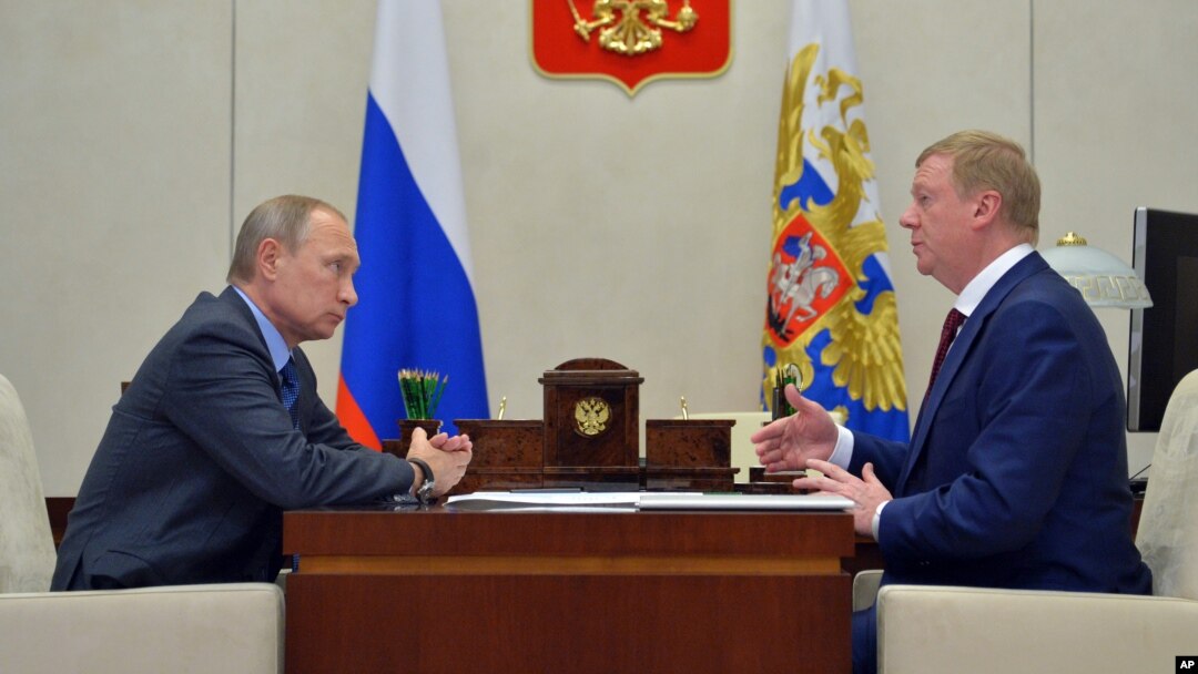 Ruski predsednik Vladimir Putin razgovara sa bivšim saradnikom Anatolijem Čubajskom u Moskvi (Foto: Alexei Druzhinin/Pool Photo via AP)