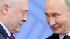 Олександр Лукашенко і Владімір Путін під час саміту BRICS у Казані, 23 жовтня 2024. Photo by Maxim Shemetov / POOL / AFP