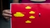 一名藏族学生在印度达兰萨拉手持八九六四坦克人的图画纪念六四事件31周年。（2020年6月4日）
