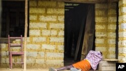 Một người đàn ông nhiễm virus Ebola bên ngoài một ngôi nhà ở Sierra Leone.