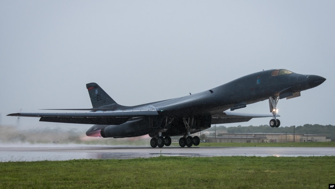 ARHIVA - Američki bombarder B1-B poleće iz baze Andeson, Guam, 9. septembra 2017, kako bi leteo sa avionima japanskim odbrambenih snaga.