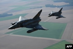 Ілюстративне фото. Французькі винищувачі Mirage-2000, 14 липня 2022. Як повідомляють Повітряні сили ЗСУ, у ніч на 7 березня ці літаки вперше були використані у протидії російській атаці. Photo by Christophe SIMON / AFP