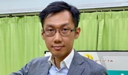 香港民主党区议员袁海文批评，港府在区议员宣誓等议题上，不断靠”放风“制造恐慌，他质疑全国侨联副主席卢文端多次撰文指，民主党不参与年底立法会选举，可能违反国安法，是制造白色恐怖 (美国之音/汤惠芸)