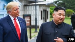 资料照片：金正恩与特朗普在板门店非军事区内会面（2019年6月30号）。