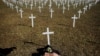 巴西人用象征新冠病毒死亡者的十字架2020年6月28日抗议政府对付疫情不得力（路透社）