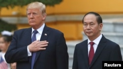 2017年11月12日，第一任期的特朗普与当时的越南国家主席陈大光在河内的一个欢迎仪式上。