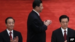 从左到右(绝非指立场):温家宝、习近平、胡锦涛