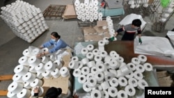 资料照片：新疆一个棉花制品厂内的情景。(路透社转发2021年4月1日照片)
