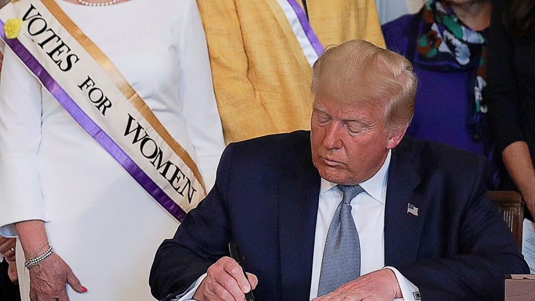 Presidente Donald Trump assina perdão a Susan B. Anthony