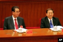 中共十七大主席台上有前总理李鹏（左）和朱熔基