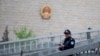 资料照：一名警察在北京审理维权律师许志永案的中国最高人民法院外巡逻。（2014年4月11日）