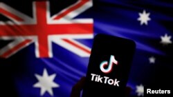 澳大利亚国旗与手机上的TikTok标识图示