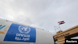 联合国近东巴勒斯坦难民救济和工程处(UNRWA)一辆卡车从加沙地带进入埃及。（路透社资料图）