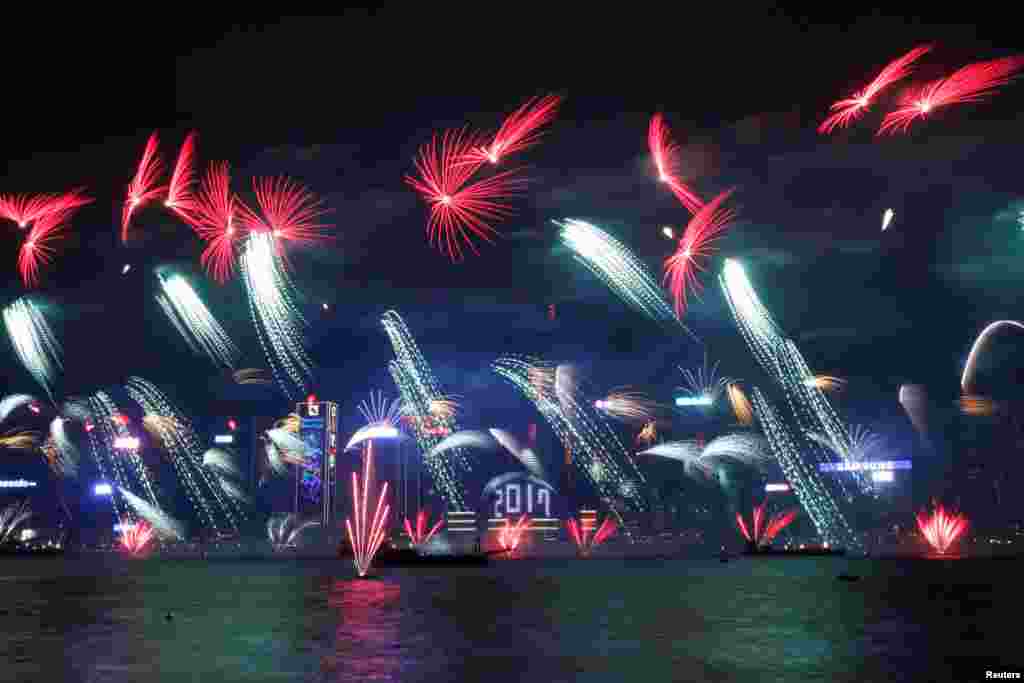 香港施放烟花过新年,烟花在维多利亚港上空绽放(2017年1月1日)