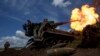 Українські військові обстрілюють російські позиції вздовж лінії фронту в Донецькій області України, 24 червня 2024 року. (AP Photo/Євген Малолєтка)