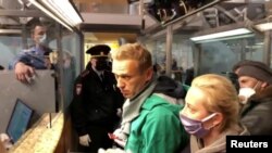 俄罗斯当局逮捕反对派人士纳瓦尔尼Navalny（着绿衣者）2021年1月17日在莫斯科一个机场被逮捕（路透社）