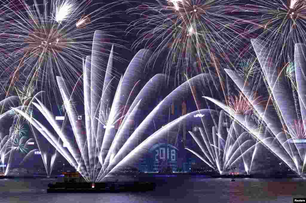 璀璨烟花在香港维多利亚湾香港会议展览中心上空绽放,庆祝2018年新年的到来。