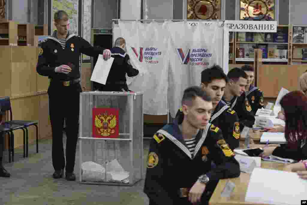 Студенти Морського державного університету імені адмірала Геннадія Невельського беруть участь у голосуванні на виборчій дільниці під час президентських виборів у тихоокеанському портовому місті Владивосток, 6418 км на схід від Москви, Росія, п&rsquo;ятниця, 15 березня 2024 р. Як кажуть оглядачі, голосування майже напевно продовжить правління президента Володимира Путіна після того, як він придушив опозицію. (Фото: AP Photo)