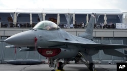 Винищувач F-16 демонструється під час Паризького авіашоу в Ле-Бурже, Франція, 19 червня 2023 р. AP Photo/Lewis Joly
