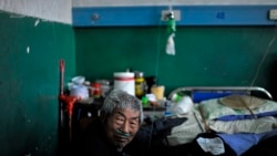 一名患矽肺病的老矿工在安徽省一家医院接受治疗（路透社资料照片）