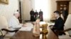 “Pedí ayuda con la liberación de ucranianos capturados en Donbas, Crimea y Rusia”, afirmó el presidente Volodymyr Zelenskiy. Foto: Vatican Media/Handout via REUTERS.