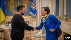 Спецпредставниця США з відновлення України вперше відвідала Київ на новій посаді й зустрілася з президентом України Володимиром Зеленським, 16 жовтня 2023 р. (Фото: AFP PHOTO / UKRAINIAN PRESIDENTIAL PRESS-SERVICE)