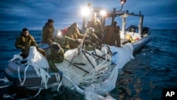 美国海军提供的图片显示，2023年2月5日，水手们在南卡罗来纳州默特尔比奇海岸附近回收被击落的高空监视气球。（美联社照片）