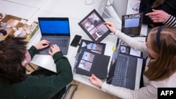 Учні відвідують шкільний урок з медіаграмотності у Гельсінкі, 19 листопада 2024 р. У Фінляндії, яка займає перше місце в Європі за медіаграмотністю, навички, необхідні для виявлення онлайн-обманів, включені в шкільну програму. (Фото Джонатана НАКСТРАНДА / AFP)