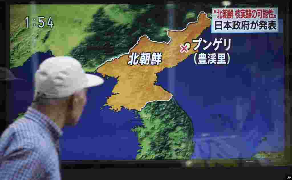 2017年9月3日,东京,一名男子走过正在播送朝鲜核试验新闻的电视显示屏。