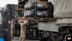 На архівному фото: українські військовослужбовці завантажують протитанкові ракети Javelin, доставлені в рамках допомоги Сполучених Штатів Америки з безпеки Україні. AP Photo/Efrem Lukatsky

