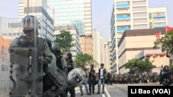 香港星期六（08-24-2019）冲突爆发前，警方与抗议者各自蓄势待发。美国之音记者黎堡拍摄。