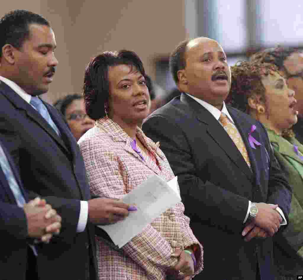 Watoto wa Mchungaji Martin Luther King, Jr., kutoka kushoto Dexter Scott King, the Rev. Bernice King, Martin Luther King III and Yolanda King Februari 6, 2006.