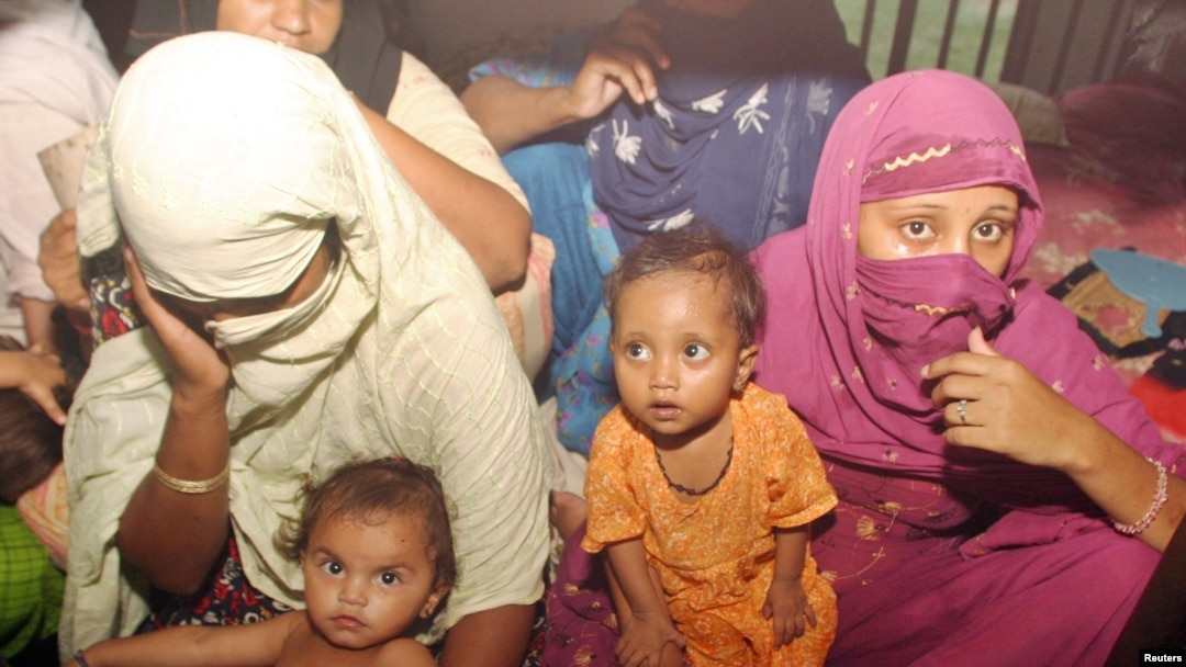 FILE - Pakistani female prisoners sit in a cell, along with their children, at Central Jail in Rawalpindi, near Islamabad, July 8, 2006.