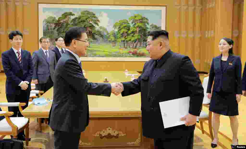 2018年3月6日,朝鲜领导人金正恩在平壤与韩国韩国国家安保室长郑义溶会面,金正恩的妹妹金与正在场。