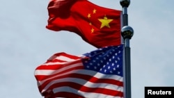 资料照片：美国国旗和中国国旗。