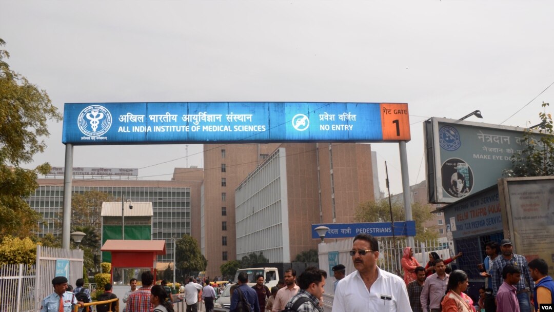 Quality public hospitals such as the All India Institute of Medical Sciences in New Delhi where Shavan Kumar brought his wife, are few in number, confined to the big cities and hugely overburdened. (A. Pasricha/VOA)