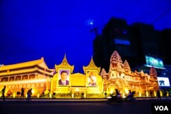 柬埔寨金边的西哈努克大道上为欢迎中国主席习近平来访而挂出的习近平像和柬埔寨国王肖像（2016年10月13日）