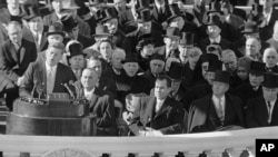 资料图：肯尼迪总统1961年1月20日发表就职演说。他在那次演说中号召美国人“为迎接黎明肩负起长期的斗争”。