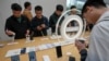 北京华为专卖店的新品发布会上，顾客试用华为最新的可折叠设备Mate X5和Mate 60系列手机。(2023年9月25日)